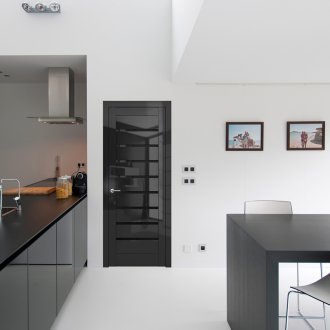 Μαύρη γυαλιστερή πόρτα