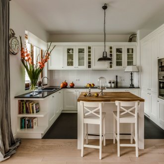 Φωτεινή κουζίνα με νησί με ξύλινο πάγκο