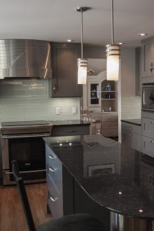 Nhà bếp màu xám đậm với đảo