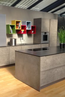 Nhà bếp màu xám với một hòn đảo lớn