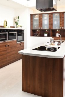 Nhà bếp lớn hiện đại với đảo đa chức năng
