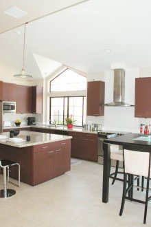 Κουζίνα με νησί και τραπεζαρία