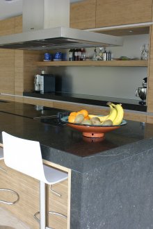 Κουζίνα με νησί από φυσική πέτρα