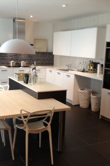 Κουζίνα με τραπέζι νησιού-τραπεζαρίας δύο επιπέδων