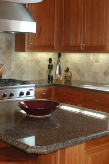 Κουζίνα με νησί με πέτρινο πάγκο