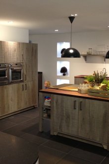 Κουζίνα σκεπαστή με ξύλινο νησί