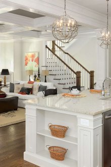 Κλασική κουζίνα με λευκά νησιά