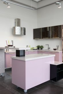 Κουζίνα με νησί πολλαπλών επιπέδων