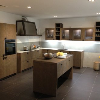 Καφέ κουζίνα με νησί