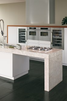 Πρακτική κουζίνα με νησί και μεγάλο παράθυρο