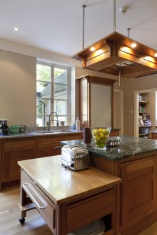 Καλή κουζίνα με νησί πολλαπλών επιπέδων