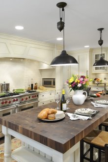 Όμορφη κουζίνα με μεγάλο νησί