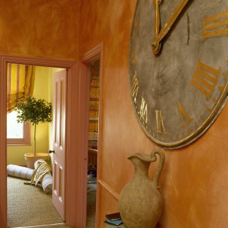 Τοίχοι από τερακότα στο διάδρομο