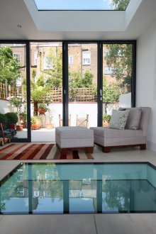 Ελαφρύ δάπεδο με γυάλινο ένθετο και πόρτες με μαύρο πλαίσιο