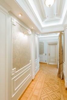 Ξύλινο πάτωμα με γεωμετρικά σχέδια και φωτεινές πόρτες σε κλασικό εσωτερικό