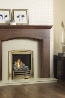 Καφέ παρκέ και τζάκι πλαισιώνοντας με μπεζ ταπετσαρία