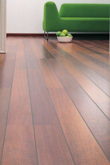 Φωτεινό καφέ παρκέ με πράσινους τοίχους και έπιπλα