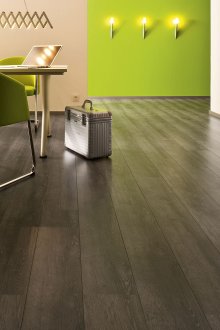 Σκούρο καφέ παρκέ με μπεζ και πράσινο τοίχους
