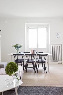 Ανοιχτό καφέ δάπεδο και λευκές πόρτες