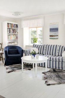 Μικρά χαλιά σε ένα φωτεινό εσωτερικό