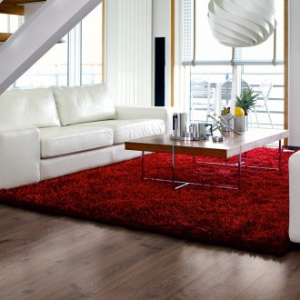 Κόκκινο χαλί σε καφέ και λευκό εσωτερικό