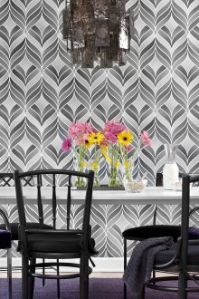 Μονόχρωμη γκρι ταπετσαρία συμπληρώνει φωτεινά έπιπλα