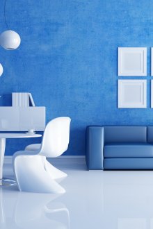 Μπλε ταπετσαρία με λευκό πάτωμα και έπιπλα