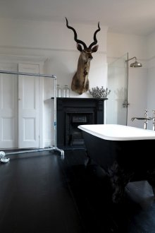 Μαύρο πάτωμα μπάνιου