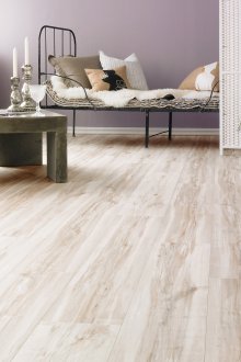 Φως ξύλινο παρκέ στο υπνοδωμάτιο