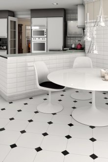 Μαύρα και λευκά πλακάκια στην κουζίνα
