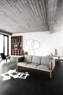 Μαύρο πάτωμα με λευκούς τοίχους και γκρι οροφή.