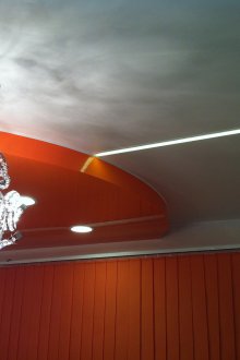 Κόκκινο και λευκό τέντωμα οροφής με φως