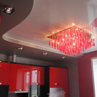 Γκρι και λευκό γυαλιστερό τέντωμα οροφής στην κουζίνα