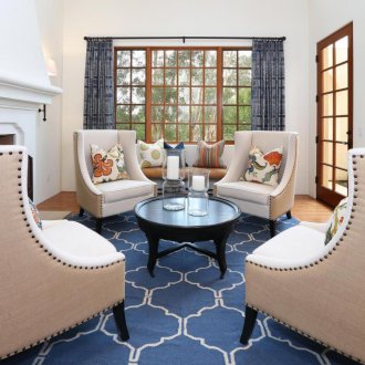 Μπλε χαλί στο εσωτερικό του σαλόνι