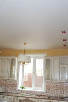 Λευκή ματ οροφή τέντωμα στην κουζίνα