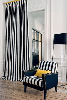 Μαύρες ριγέ κουρτίνες