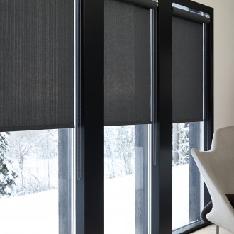 Μαύρες κουρτίνες σε γαλλικά παράθυρα