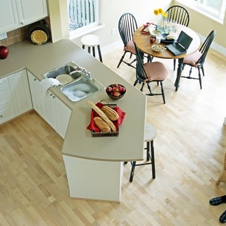 Laminate σε μια μικρή φωτεινή κουζίνα