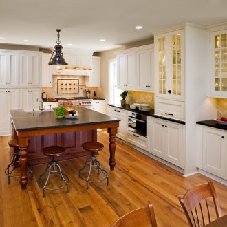 Laminate σε ξύλο σε μια ευρύχωρη κουζίνα