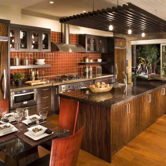 Ξύλινο ξύλο σε μια άνετη κουζίνα σε σκούρα χρώματα