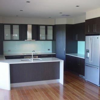 Ξυλόφυλλο σε μαύρη και άσπρη κουζίνα