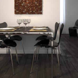 Μαύρο έλασμα κάτω από ένα δέντρο στην κουζίνα