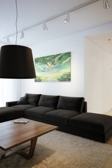 Μινιμαλιστικό μαύρο καναπέ