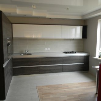 Πλακάκια και laminate σε μια μαύρη και άσπρη κουζίνα