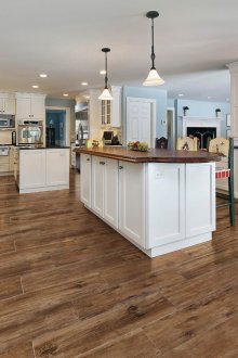 Κομψό πολυεπίπεδο κάτω από ένα δέντρο σε μια μεγάλη κουζίνα