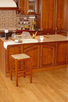 Ελαφρύ φυλλόμορφο κάτω από ένα δέντρο σε μια μικρή κουζίνα