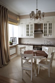 Συνδυασμός κρέμας συνηθισμένης και ρωμαϊκής κουρτίνες στην κουζίνα