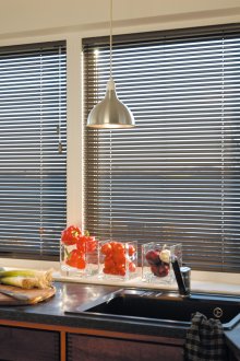 Γκρι περσίδες για την κουζίνα
