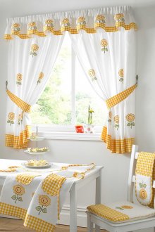 Κοντά κίτρινα και λευκά κουρτίνες κουζίνας