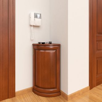 Γωνιακό βάθρο στο διάδρομο